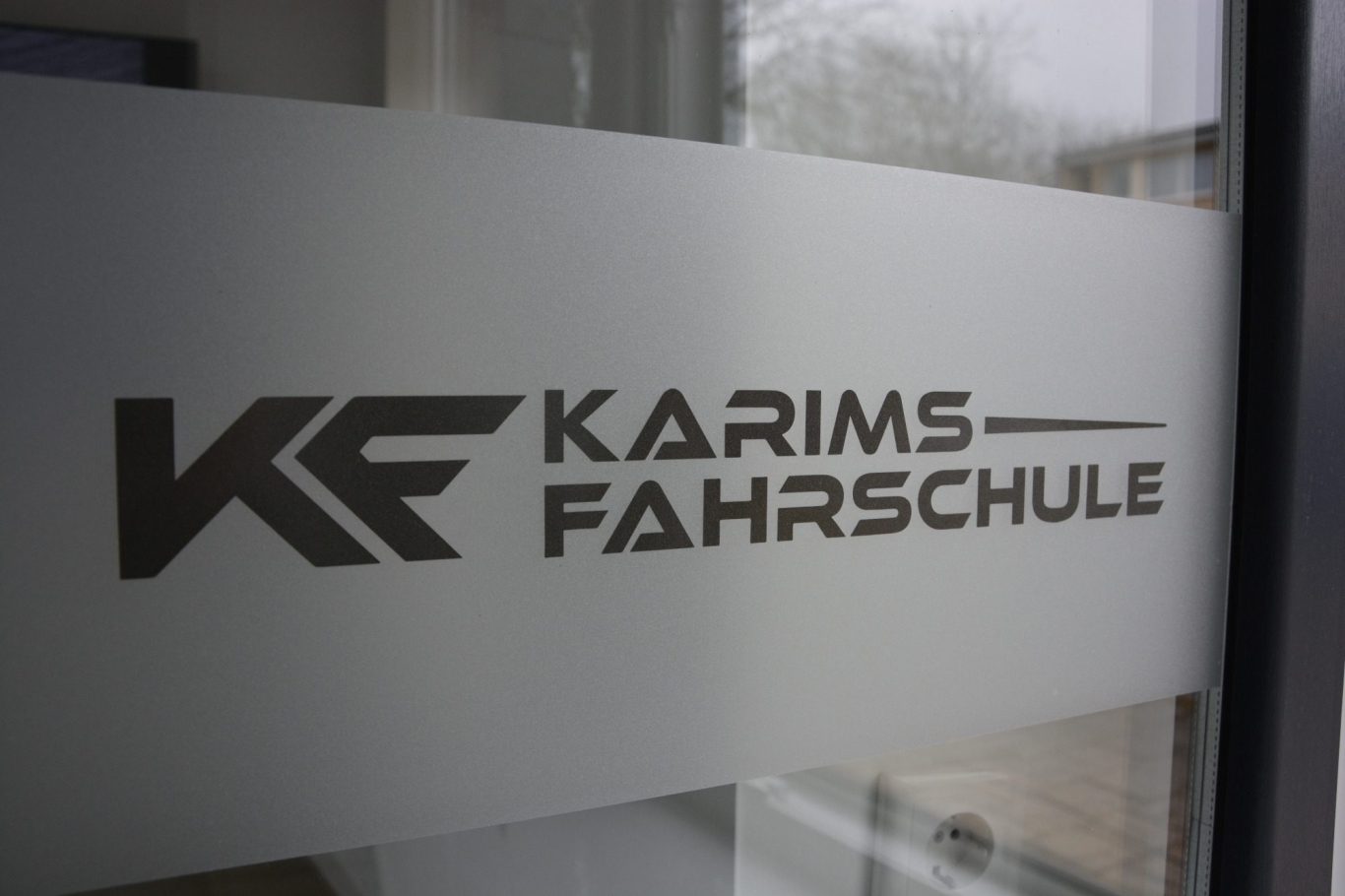 Logo der Fahrschule "Karims Fahrschule" mit den Initialen KF.