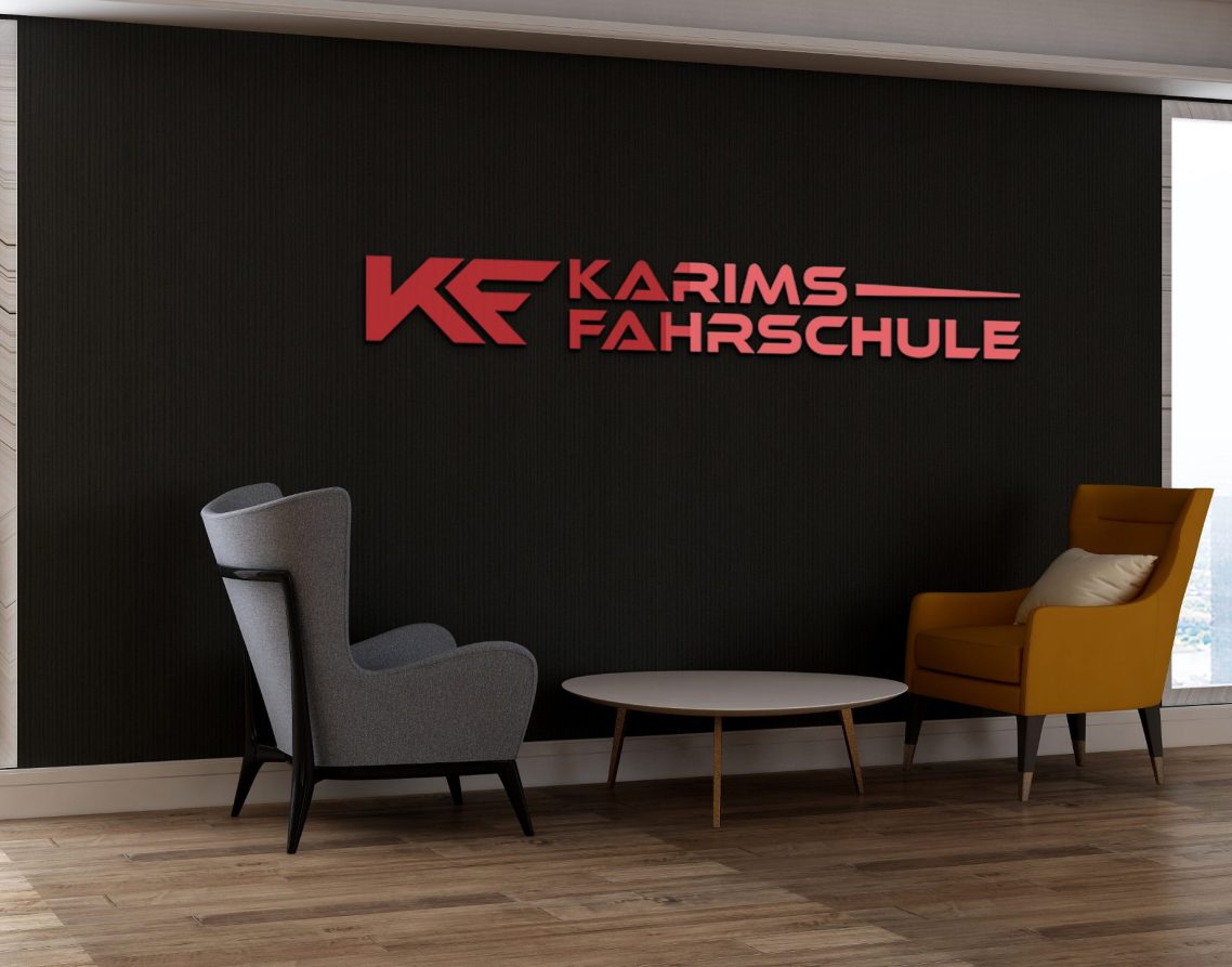 Logo von Karims Fahrschule in roter Schrift an einer weißen Wand.