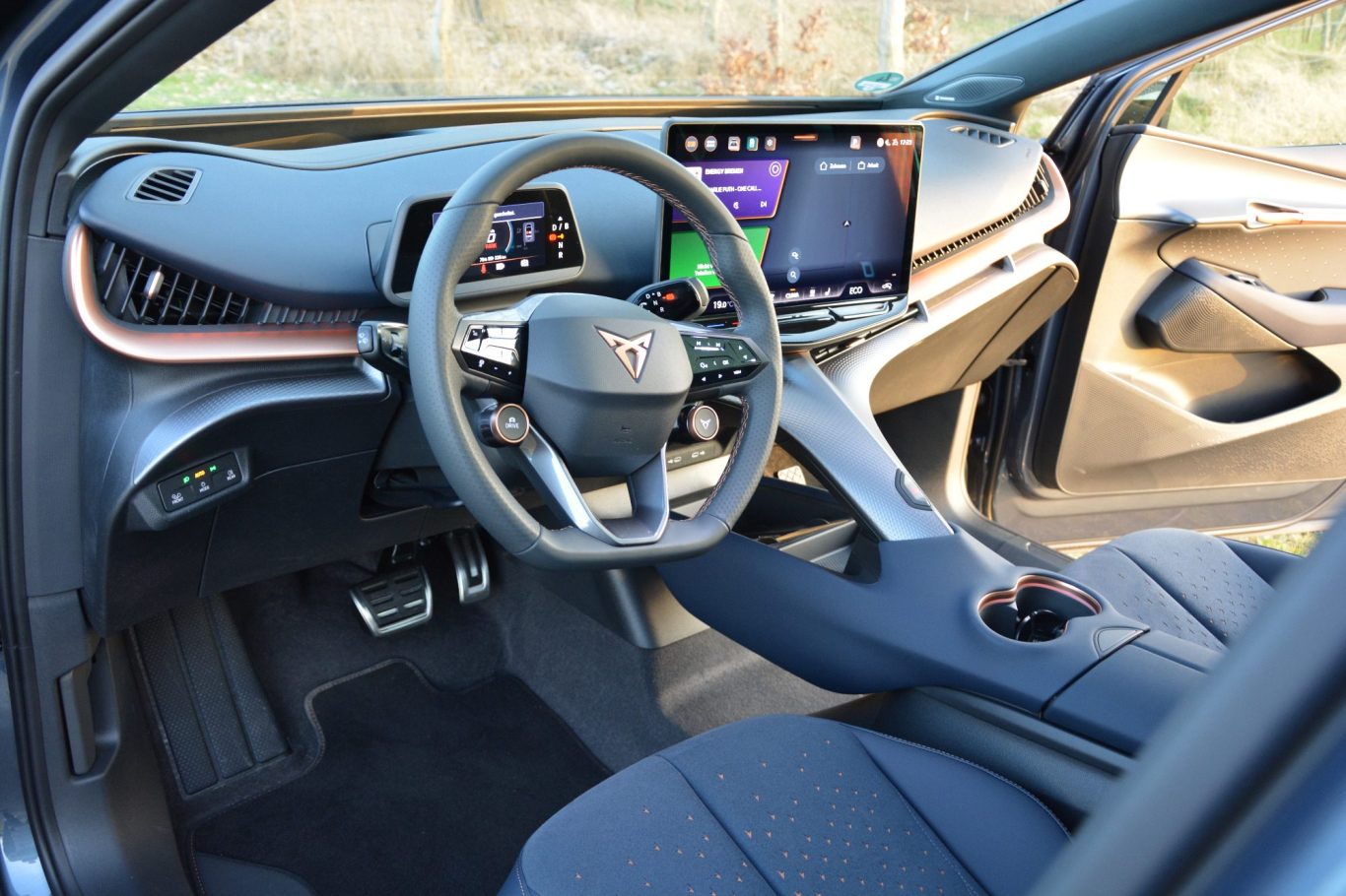 Modernes Cockpit im Auto mit digitalem Armaturenbrett und komfortablen Sitzen.